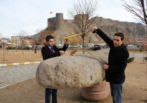 Oltu’nun da dikili taşı var